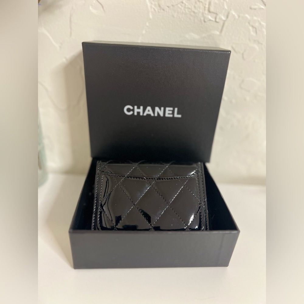 EUC Chanel Compact Wallet in Black Quiled Patent Leather with Silver CC logo - Picture 5 of 11